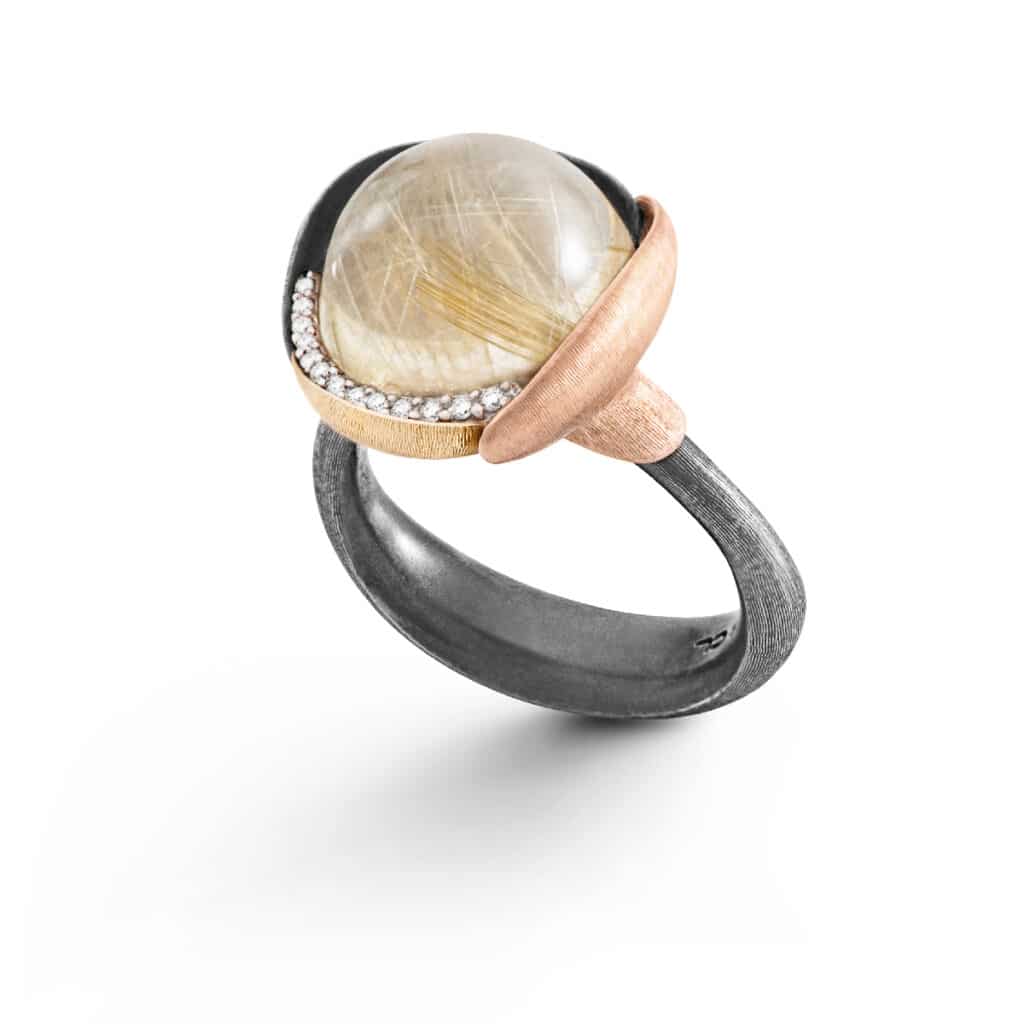 Ole Lynggaard ring Lotus str 3 Materiale: oksidert sølv (925), og 18K gult og rosegull (750) Sten: cabochon grå månesten Diamanter: 13 brillianter totalt 0.05ct TW.VS
