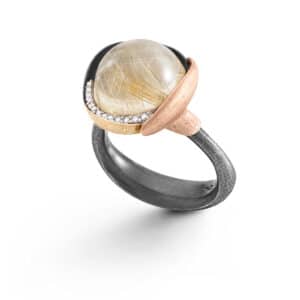 Ole Lynggaard ring Lotus str 3 Materiale: oksidert sølv (925), og 18K gult og rosegull (750) Sten: cabochon grå månesten Diamanter: 13 brillianter totalt 0.05ct TW.VS