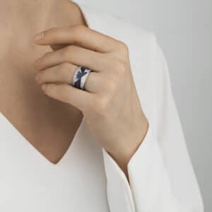 GEORG JENSEN RING FUSION SENTERRING HVITTGULL MED SAFIRER