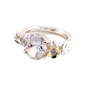 RIKKE HARSHEIM RING MED BLADER OVAL STEN OG GULLBLOMST 3MM RINGSKINNE