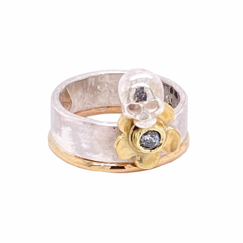 RIKKE HARSHEIM RING MED GULLKANT OG GULLBLOMST