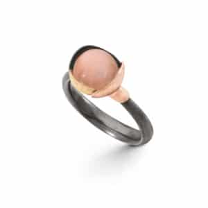OLE LYNGGAARD RING LOTUS STR 1 BLUSH MÅNESTEN SØLV