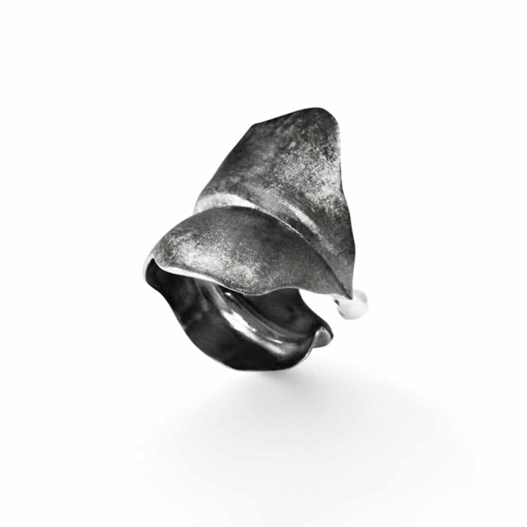 OLE LYNGGAARD RING LEAVES BRED OKSIDERT SØLV