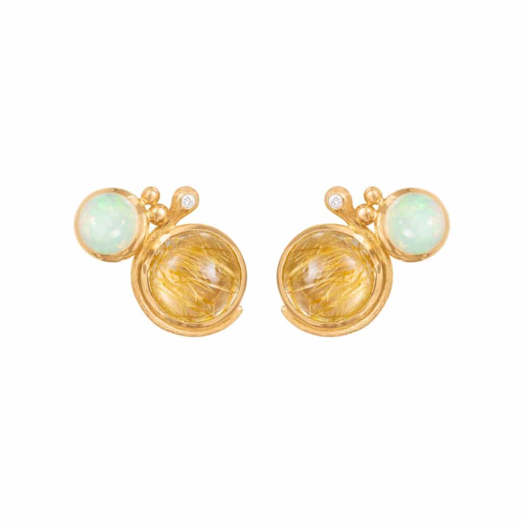 OLE LYNGGAARD ØREDOBBER LOTUS OPAL, RUTILKVARTS OG DIAMANT