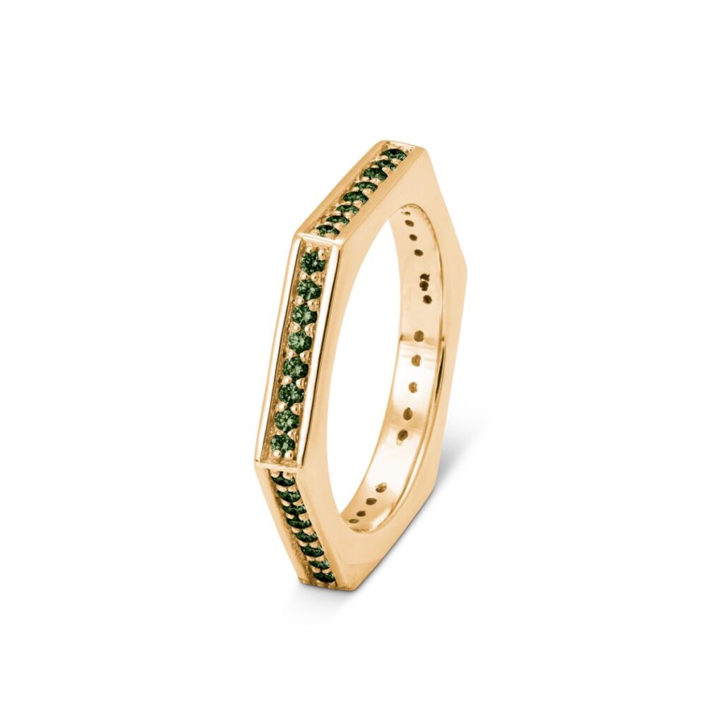 KOLOURS RING HEXAGON ETERNITY GULTGULL MED GRØNNE DIAMANTER