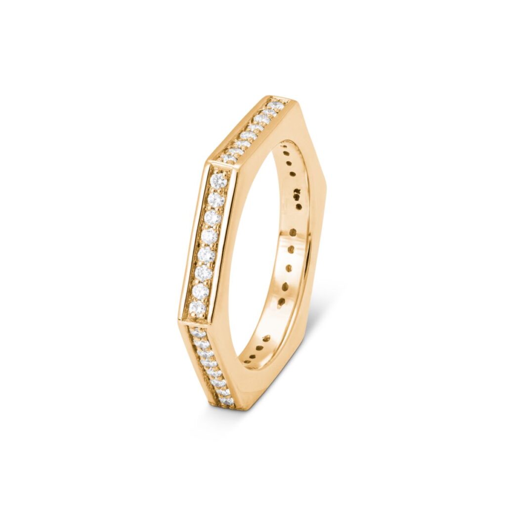 KOLOURS RING HEXAGON ETERNITY GULTGULL MED HVITE DIAMANTER