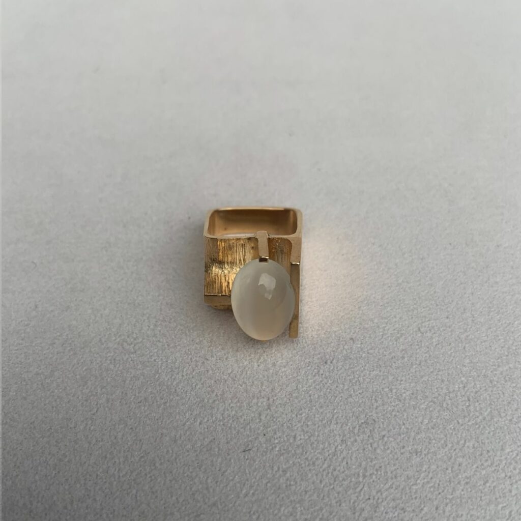 HELLMAN VINTAGE RING MED HVIT MÅNESTEN