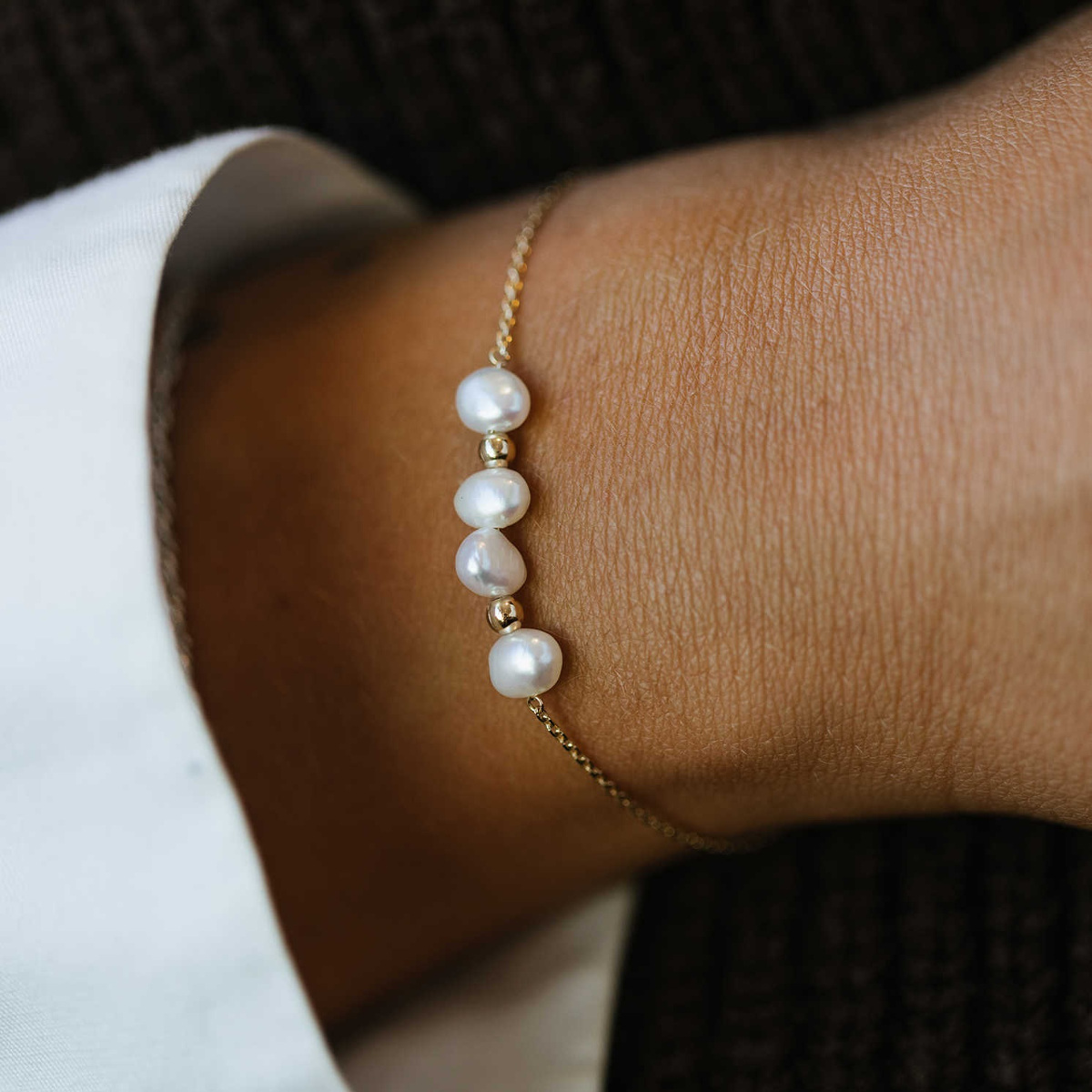 ARMBÅND I GULL MED FERSKVANNSPERLER