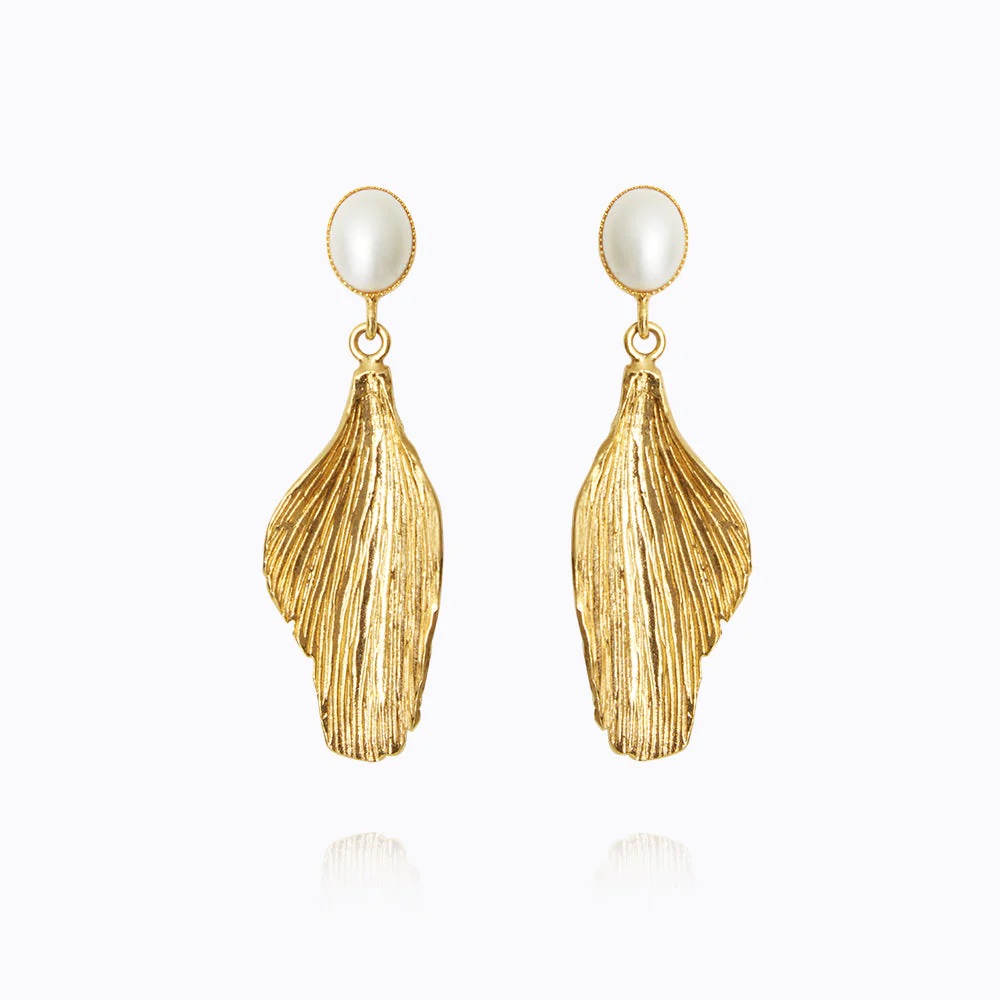 CAROLINE SVEDBOM ØREDOBBER MINI GOLDEN LEAF PEARL