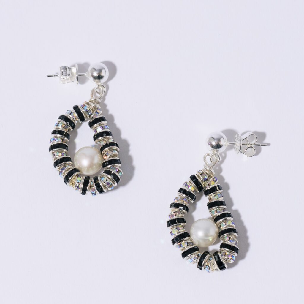 PEARL OCTOPUSS.Y ØREDOBBER TINY OYSTER ZEBRA
