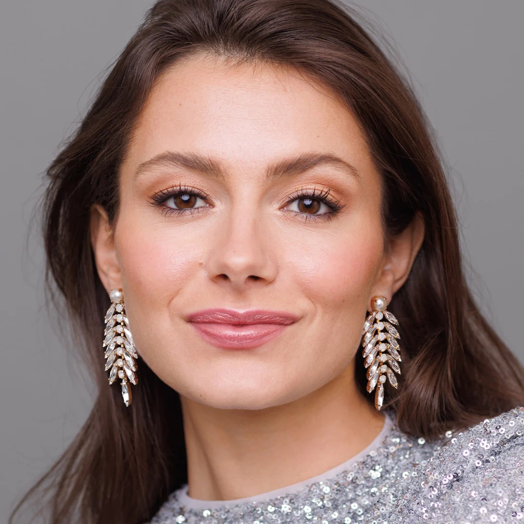 CAROLINE SVEDBOM ØREDOBBER FEATHER PEARL CRYSTAL