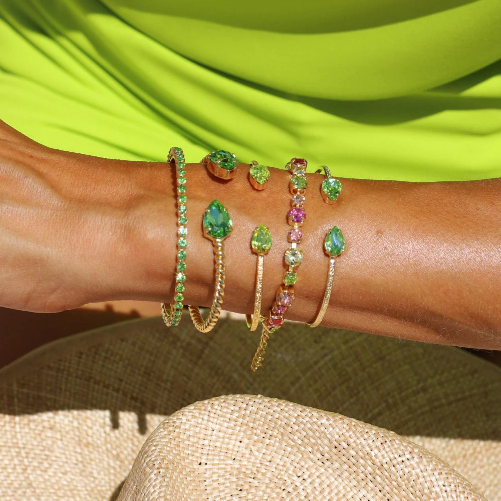 CAROLINE SVEDBOM ARMBÅND PETITE DROP PERIDOTT